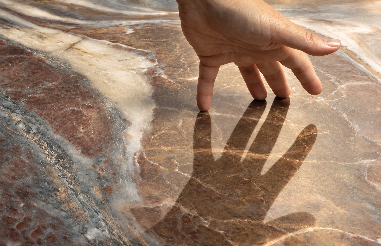 Ombra di una mano su una superficie